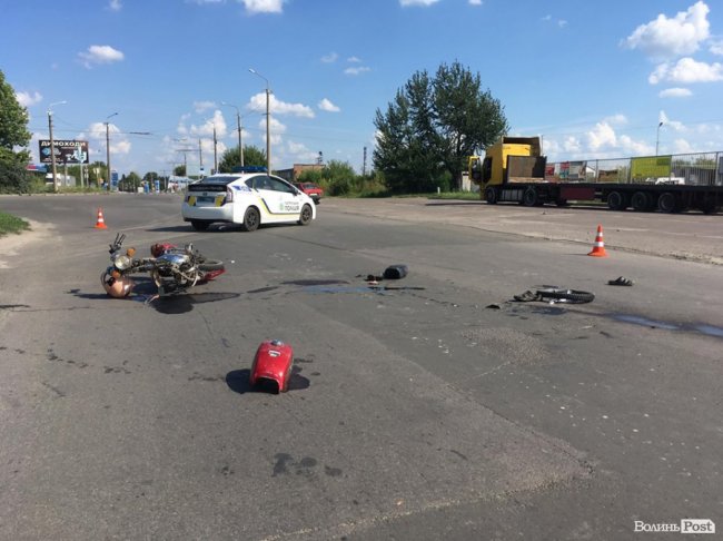 Моторошна аварія у Луцьку: троє на мопеді врізалися у Lanos. ФОТО