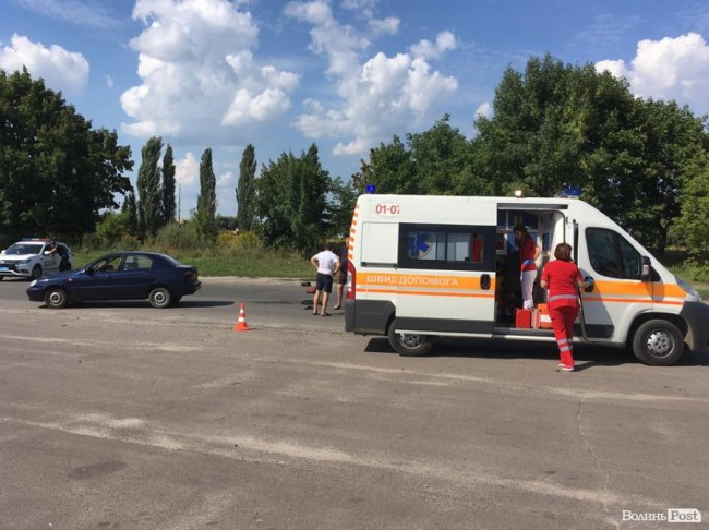Моторошна аварія у Луцьку: троє на мопеді врізалися у Lanos. ФОТО