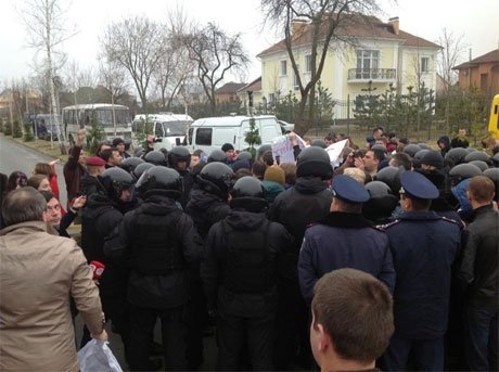 Під Межигір'ям розігнали акцію протесту. ФОТО. ВІДЕО