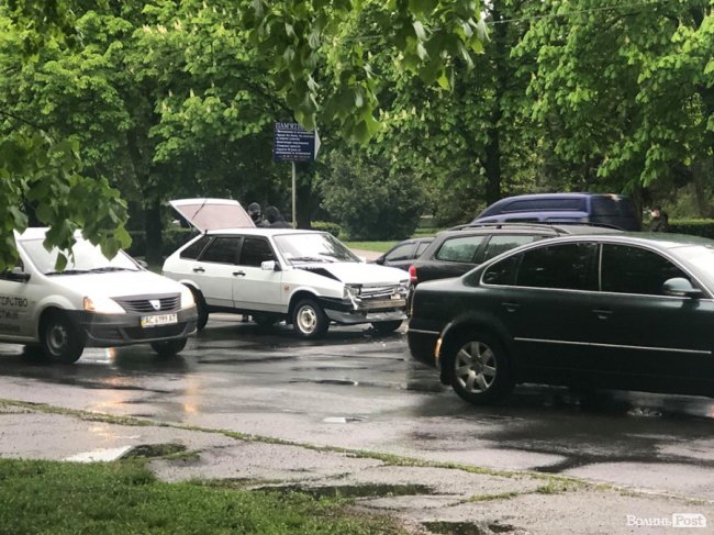 У Луцьку на Рівненській – аварія: зіткнулися дві автівки. ФОТО