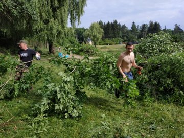 У Ківерцях небайдужі жителі навели лад на березі озера. ФОТО