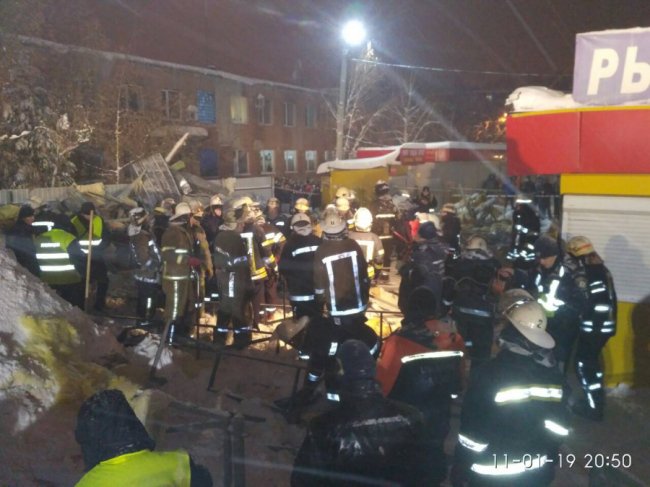 У Харкові на людей обвалився дах торговельного павільйону. ФОТО. ВІДЕО