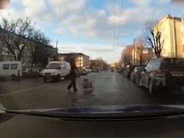 Патрульні показали, як у Луцьку пішоходи порушують правила дорожнього руху. ВІДЕО
