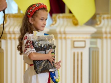 Президент нагородив доньку загиблого воїна волинської бригади 