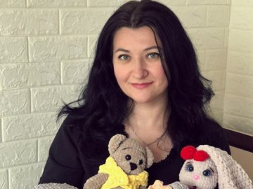 Молода бабуся з Волині в'яже креативні плюшеві іграшки-«засинайки». ФОТО