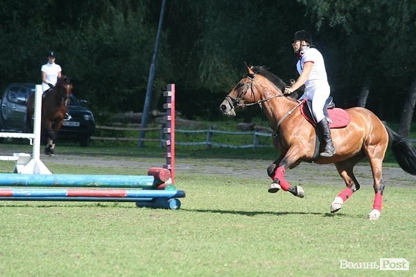 Красуні-вершниці і козаки-екстремали: у Луцьку пройшли кінно-спортивні змагання. ФОТО