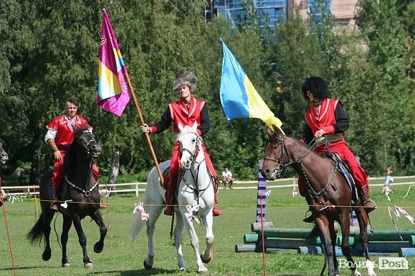 Красуні-вершниці і козаки-екстремали: у Луцьку пройшли кінно-спортивні змагання. ФОТО