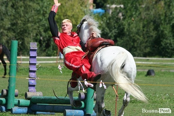 Красуні-вершниці і козаки-екстремали: у Луцьку пройшли кінно-спортивні змагання. ФОТО