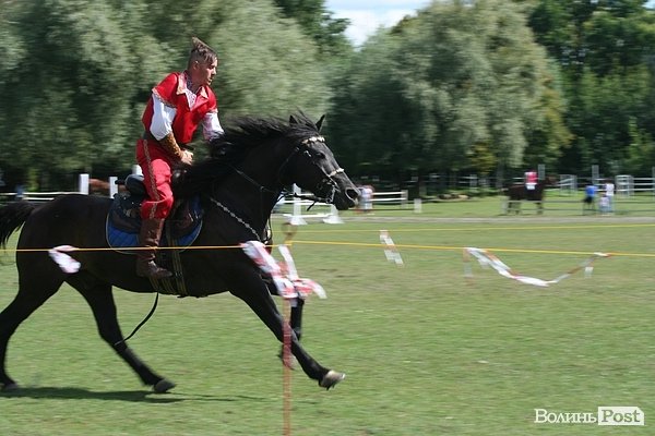 Красуні-вершниці і козаки-екстремали: у Луцьку пройшли кінно-спортивні змагання. ФОТО