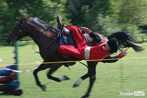 Красуні-вершниці і козаки-екстремали: у Луцьку пройшли кінно-спортивні змагання. ФОТО