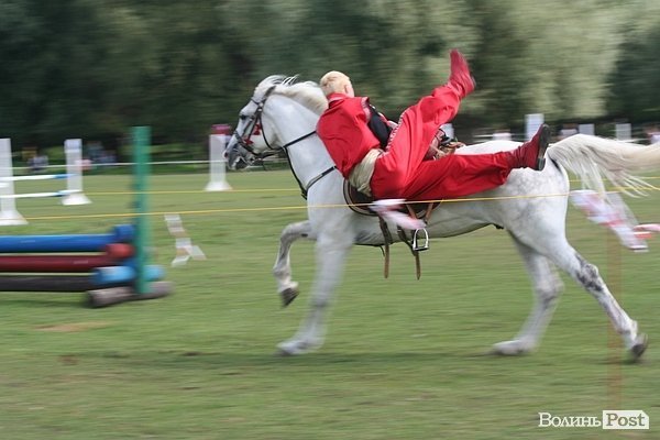 Красуні-вершниці і козаки-екстремали: у Луцьку пройшли кінно-спортивні змагання. ФОТО
