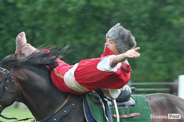 Красуні-вершниці і козаки-екстремали: у Луцьку пройшли кінно-спортивні змагання. ФОТО