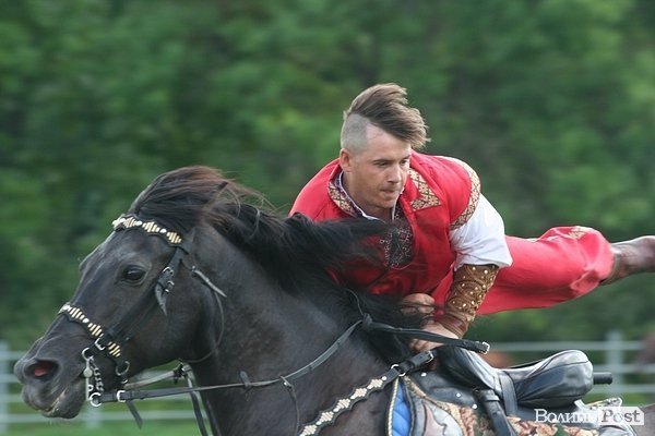 Красуні-вершниці і козаки-екстремали: у Луцьку пройшли кінно-спортивні змагання. ФОТО