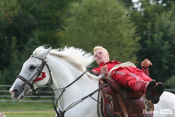 Красуні-вершниці і козаки-екстремали: у Луцьку пройшли кінно-спортивні змагання. ФОТО
