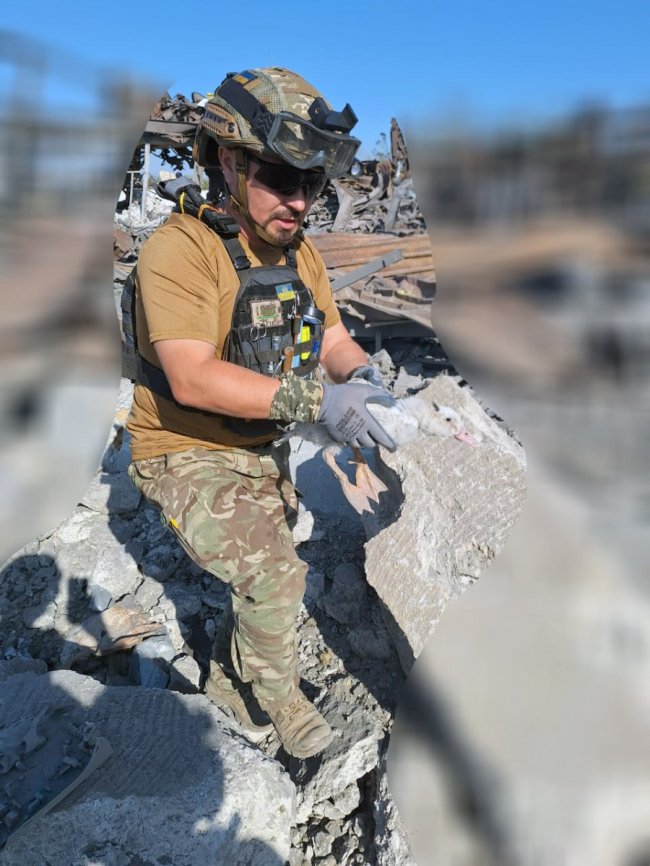 Серед руїн на місці обстрілу поліцейські врятували налякане каченя