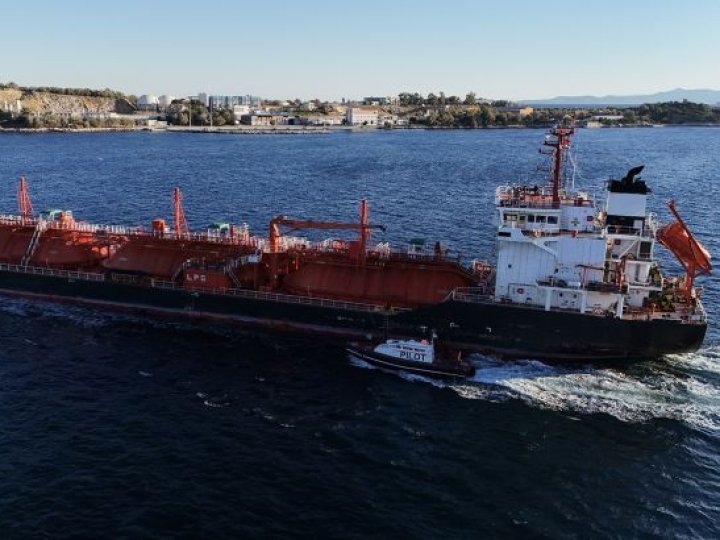 Біля Румунії був атакований газовий танкер, що прямував до України