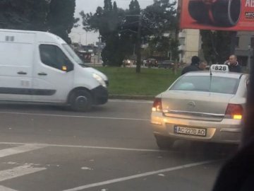 Ранкова аварія у Луцьку: дорогу не поділили автомобіль таксі і бус. ФОТО 