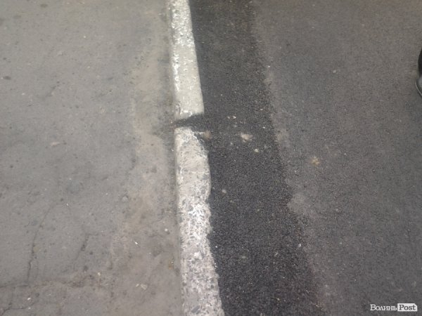 У Луцьку відремонтували три двори, але в сусідніх «яма на ямі». ФОТО