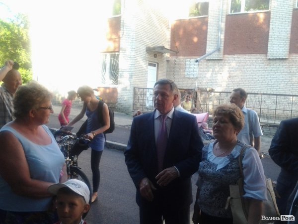 У Луцьку відремонтували три двори, але в сусідніх «яма на ямі». ФОТО