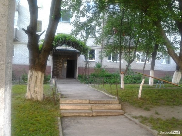 У Луцьку відремонтували три двори, але в сусідніх «яма на ямі». ФОТО