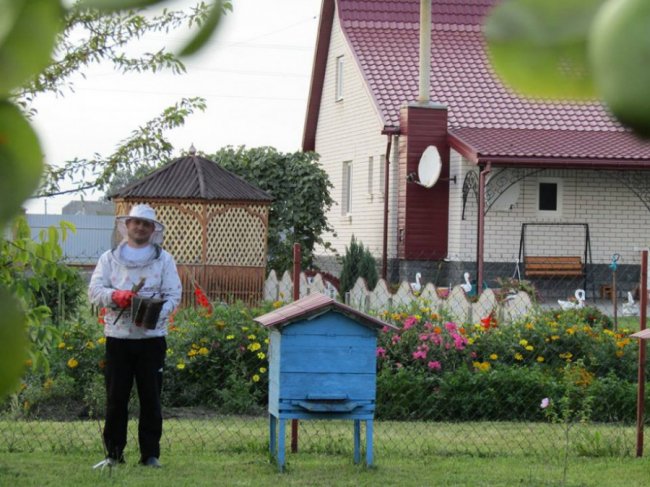 Волинський священик похвалився своєю пасікою. ФОТО