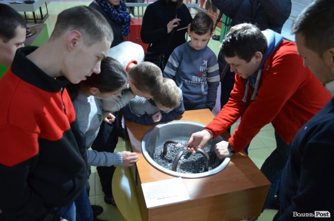 Заступник голови Волинської ОДА показав дива науки і техніки особливим діткам. ФОТО