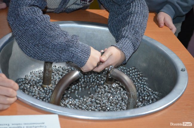 Заступник голови Волинської ОДА показав дива науки і техніки особливим діткам. ФОТО