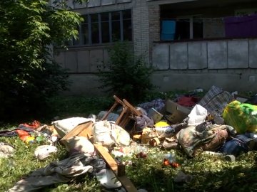 Бруд, таргани і нестерпний сморід: у Луцьку жінка перетворила квартиру на смітник. ВІДЕО