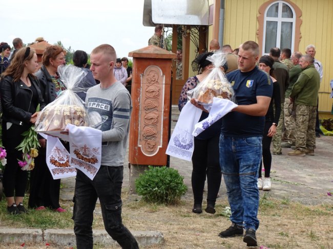 Останню дорогу встелили маками та півоніями: на Волині попрощалися із Героєм Василем Рудцем