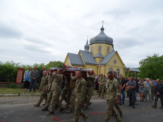 Останню дорогу встелили маками та півоніями: на Волині попрощалися із Героєм Василем Рудцем
