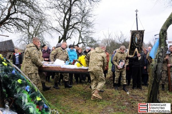 На Волині попрощалися із загиблим в зоні АТО військовослужбовцем. ФОТО