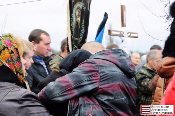 На Волині попрощалися із загиблим в зоні АТО військовослужбовцем. ФОТО