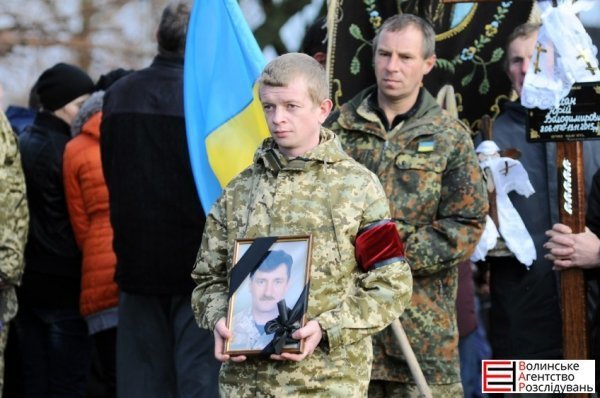 На Волині попрощалися із загиблим в зоні АТО військовослужбовцем. ФОТО