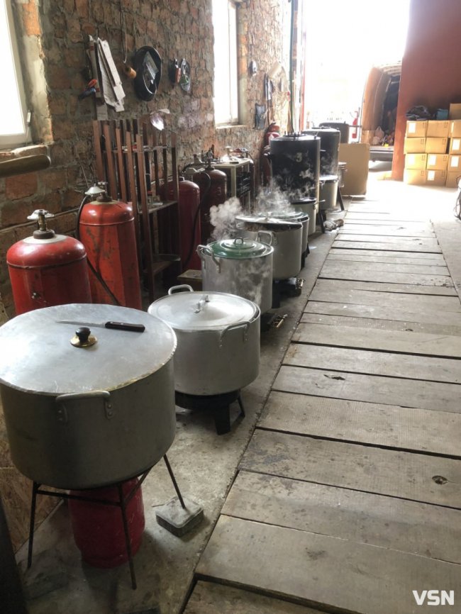 Релігійна громада з Волині виготовила понад 150 тисяч літрів тушкованок для фронту