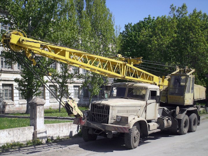 Спецтехніка: коли потрібно орендувати автокран