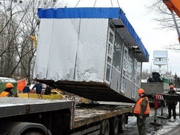 Луцькі «базарники», які ночують в контейнерах, просять відмінити демонтаж
