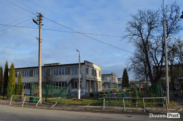 У Луцьку чоловік на авто протаранив огорожу дитсадка і втік. ФОТО