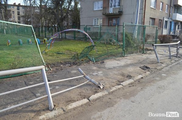 У Луцьку чоловік на авто протаранив огорожу дитсадка і втік. ФОТО