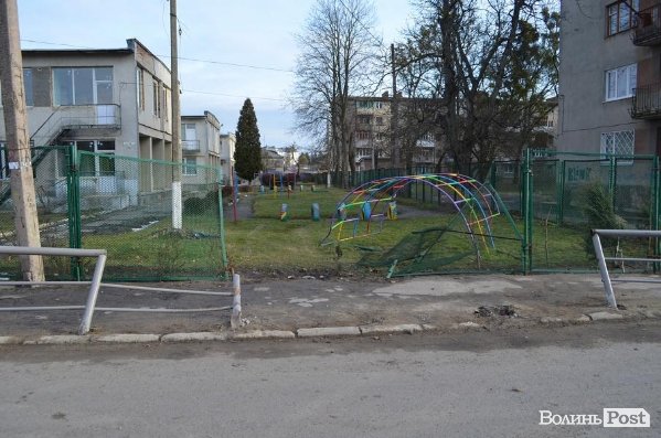 У Луцьку чоловік на авто протаранив огорожу дитсадка і втік. ФОТО