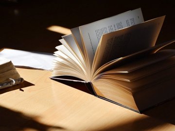 Екс-мер Луцька подарував музею унікальну книгу «із секретом». ФОТО