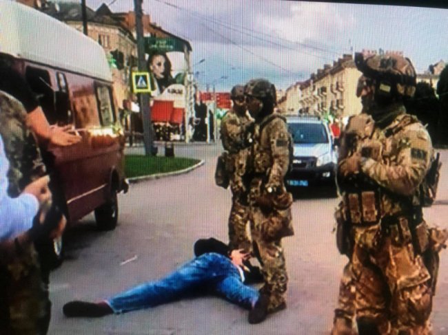 Із захопленого автобуса у Луцьку вдалось звільнити всіх заручників. ФОТО. ВІДЕО