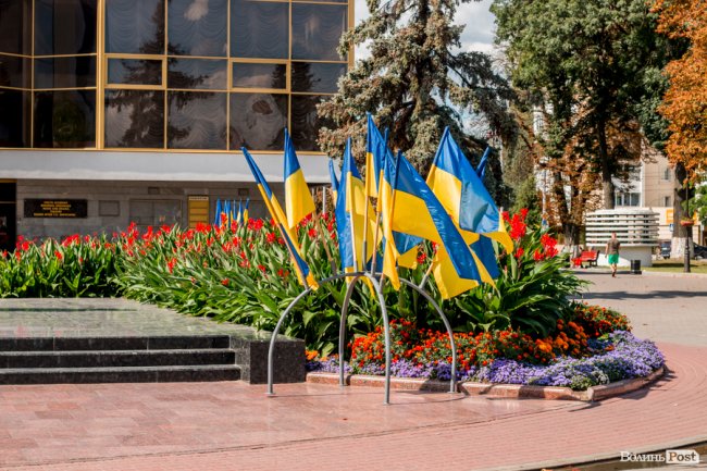 Синьо-жовтий Луцьк: як місто чепуриться до святкувань. ФОТО