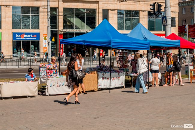 Синьо-жовтий Луцьк: як місто чепуриться до святкувань. ФОТО