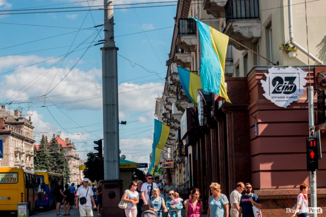 Синьо-жовтий Луцьк: як місто чепуриться до святкувань. ФОТО