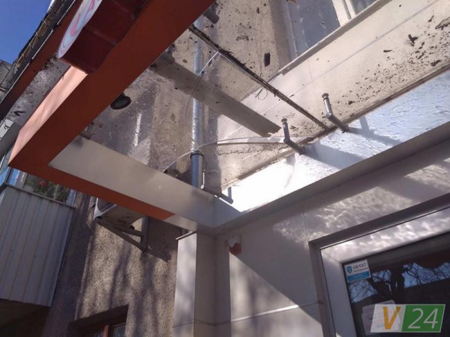 Небезпечні бурульки: у Луцьку брила льоду розбила дах аптеки. ФОТО