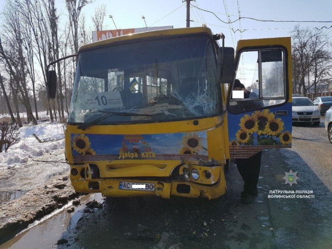 У центрі Луцька зіткнулися маршрутки – 7-ро людей у лікарні. ФОТО