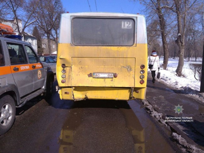 У центрі Луцька зіткнулися маршрутки – 7-ро людей у лікарні. ФОТО