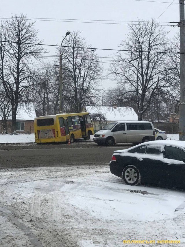 У Луцьку маршрутка в'їхала в стовп на узбіччі. ФОТО