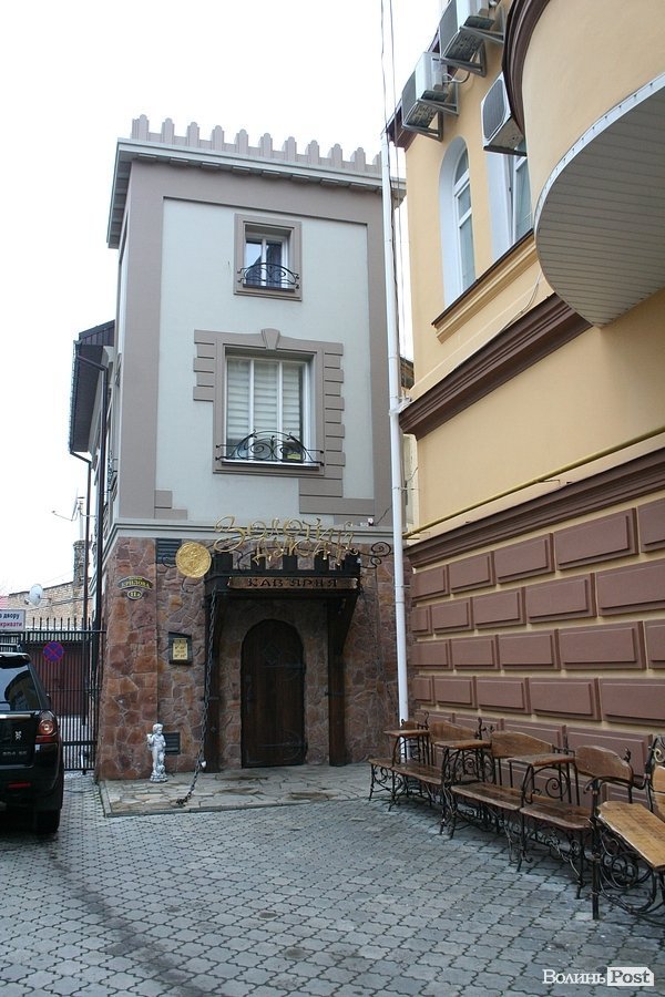 «На майдані коло церкви революція іде». Смачного і теплого Луцька!