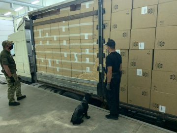 Прикордонники викрили контрабанду сигарет на майже 7 мільйонів гривень. ФОТО